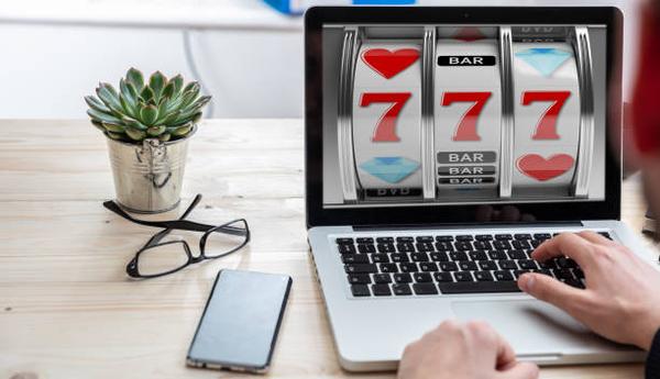 How to Compare คาสิโนออนไลน์ Websites by Their Main Features